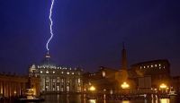 Rücktritt von Papst Benedikt XVI. - Der Blitz schlägt in den Vatikan ein